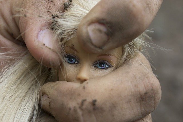 bábika v špinavých rukách